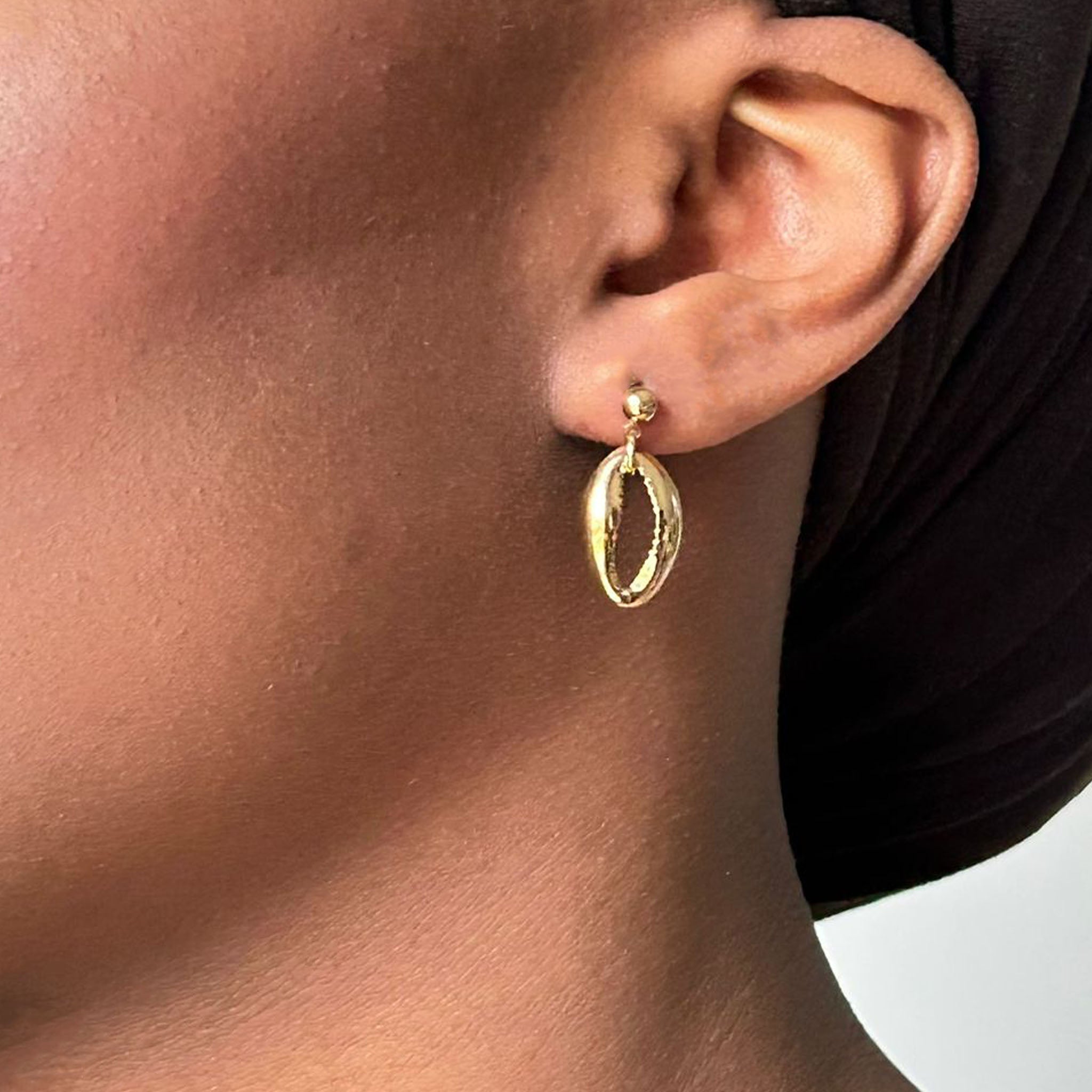 Ada | Boucles d'oreilles cauri doré en acier inoxydable