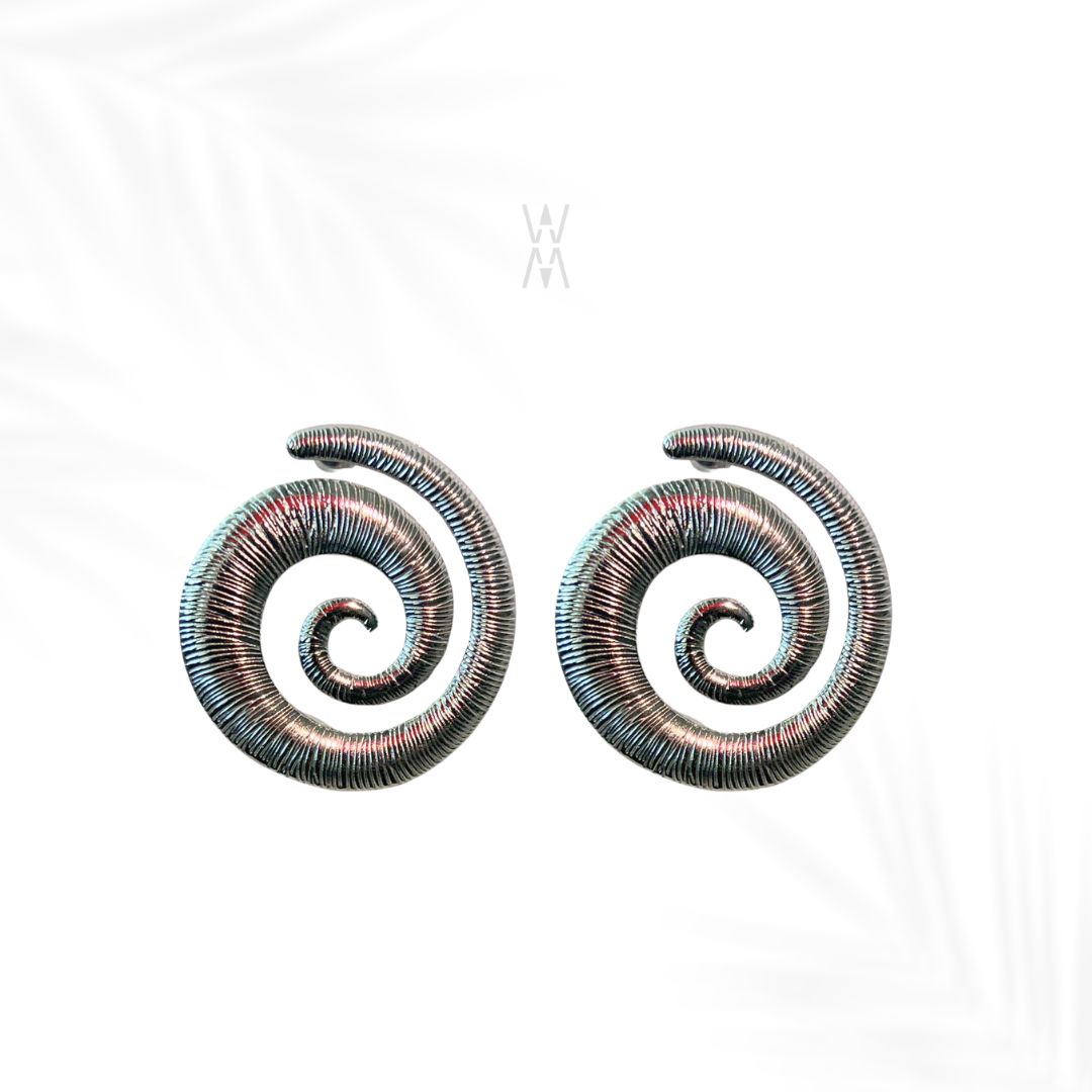 Okoye | Boucles d'oreilles spirales argentées en acier inoxydable