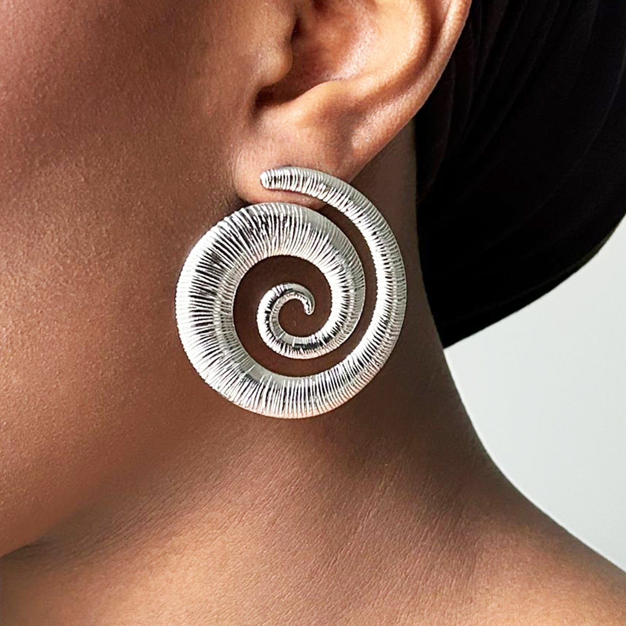 Okoye | Boucles d'oreilles spirales argentées en acier inoxydable