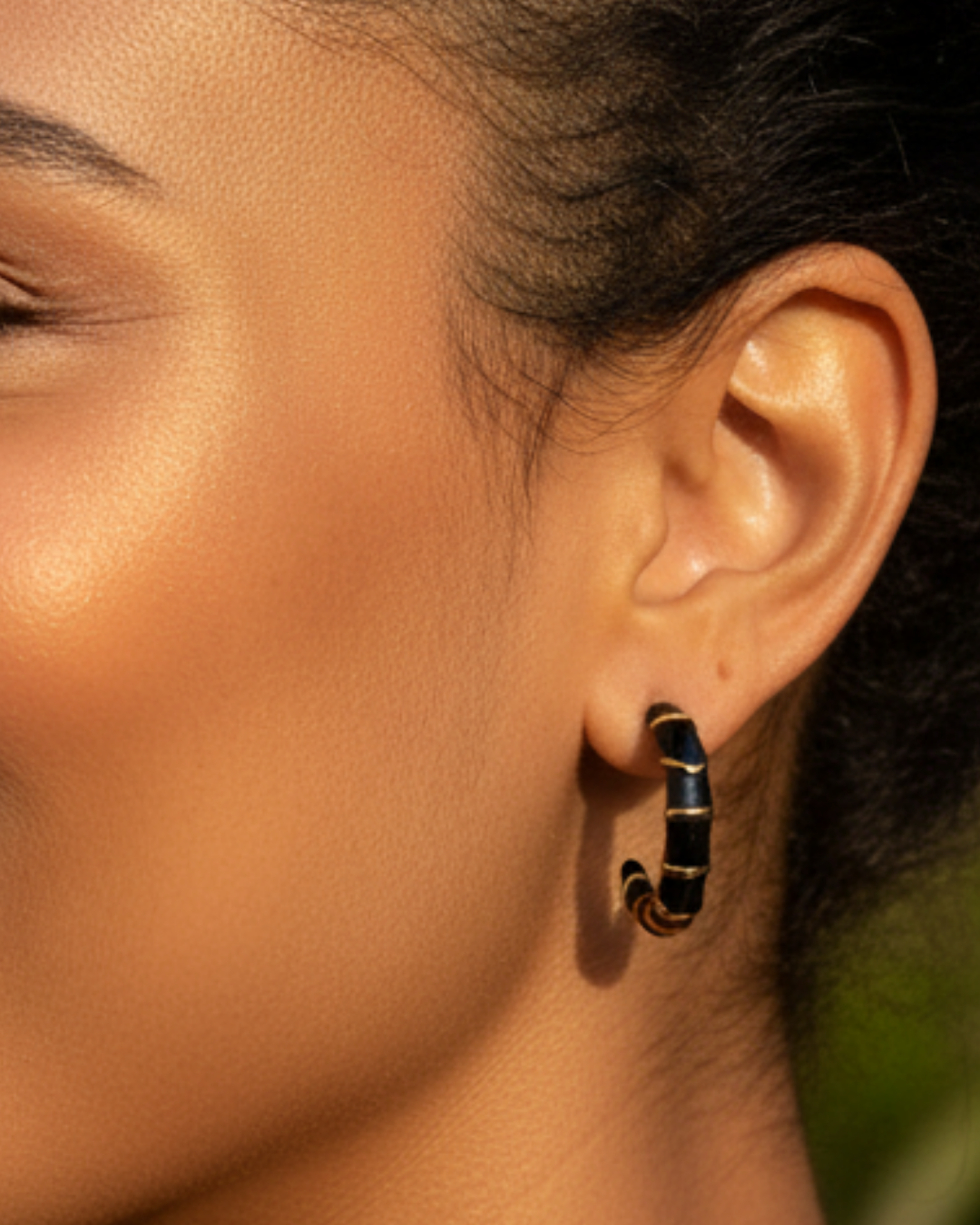 Ayo | Mini créoles noires et dorées en acier inoxydable