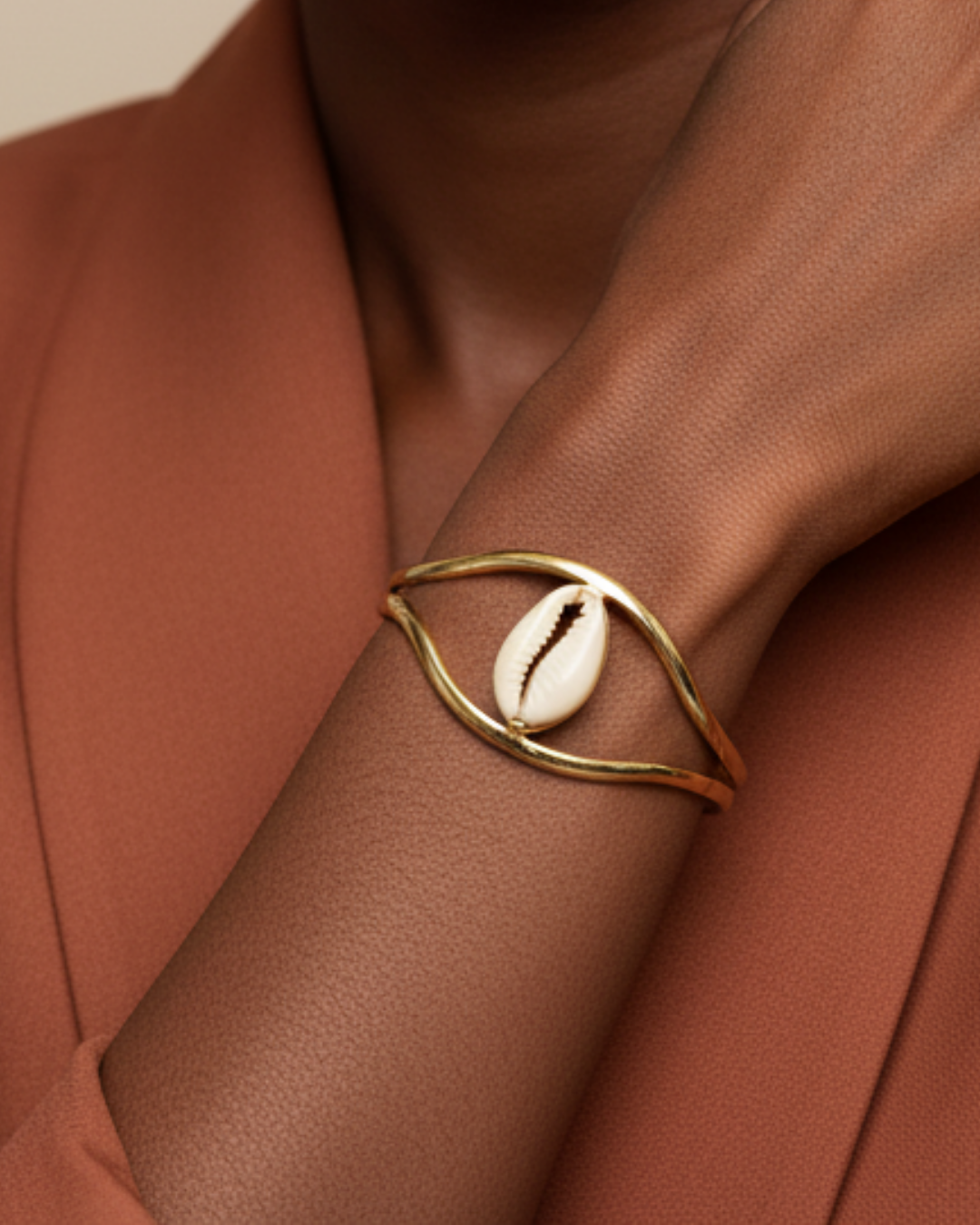 Kali | Bracelet jonc ajustable dorée avec cauri en acier inoxydable