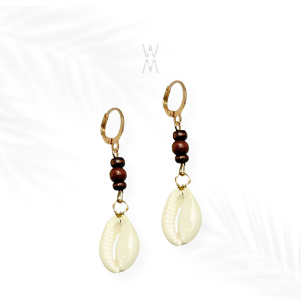 Ina | Boucle d'oreille dorée bois et cauri